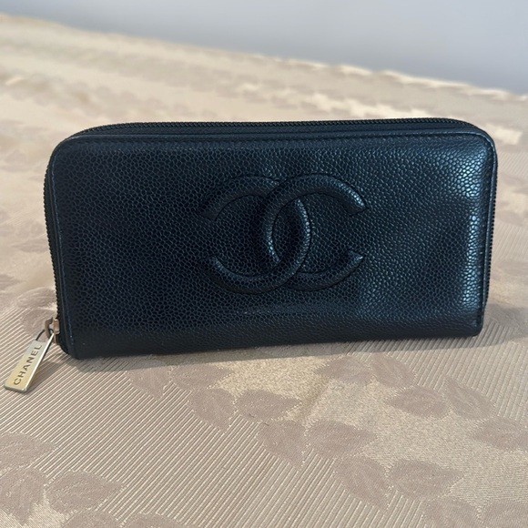 CHANEL Handbags - Chanel Caviar Skin Vintage CC Logo Wallet.